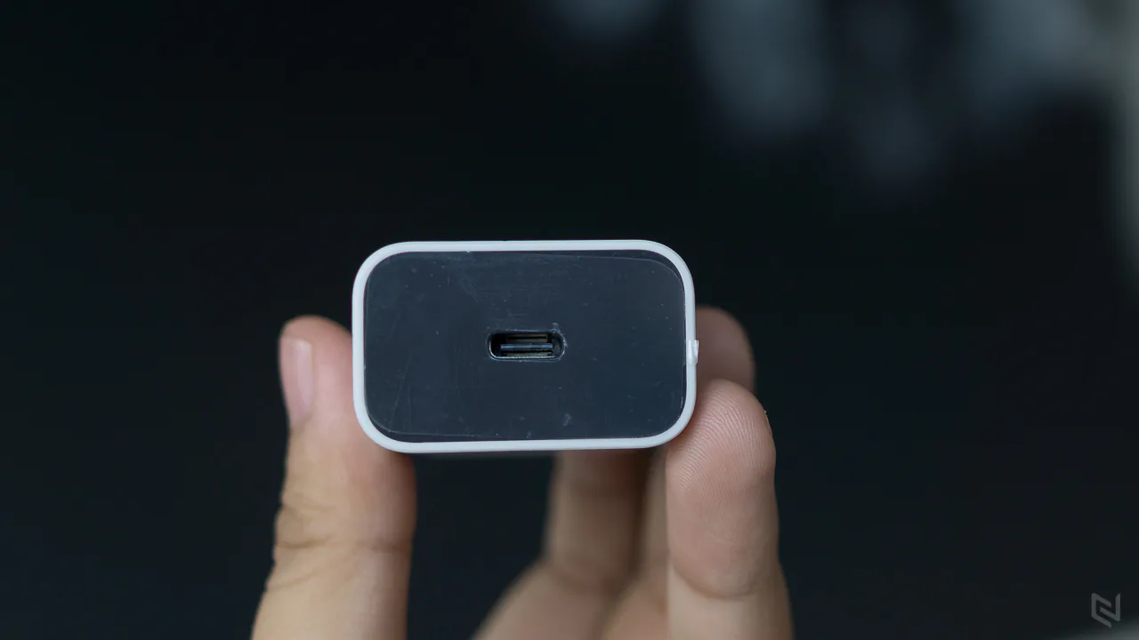Củ sạc đi theo máy, dây cáp dùng là USB Type-C cả hai đầu
