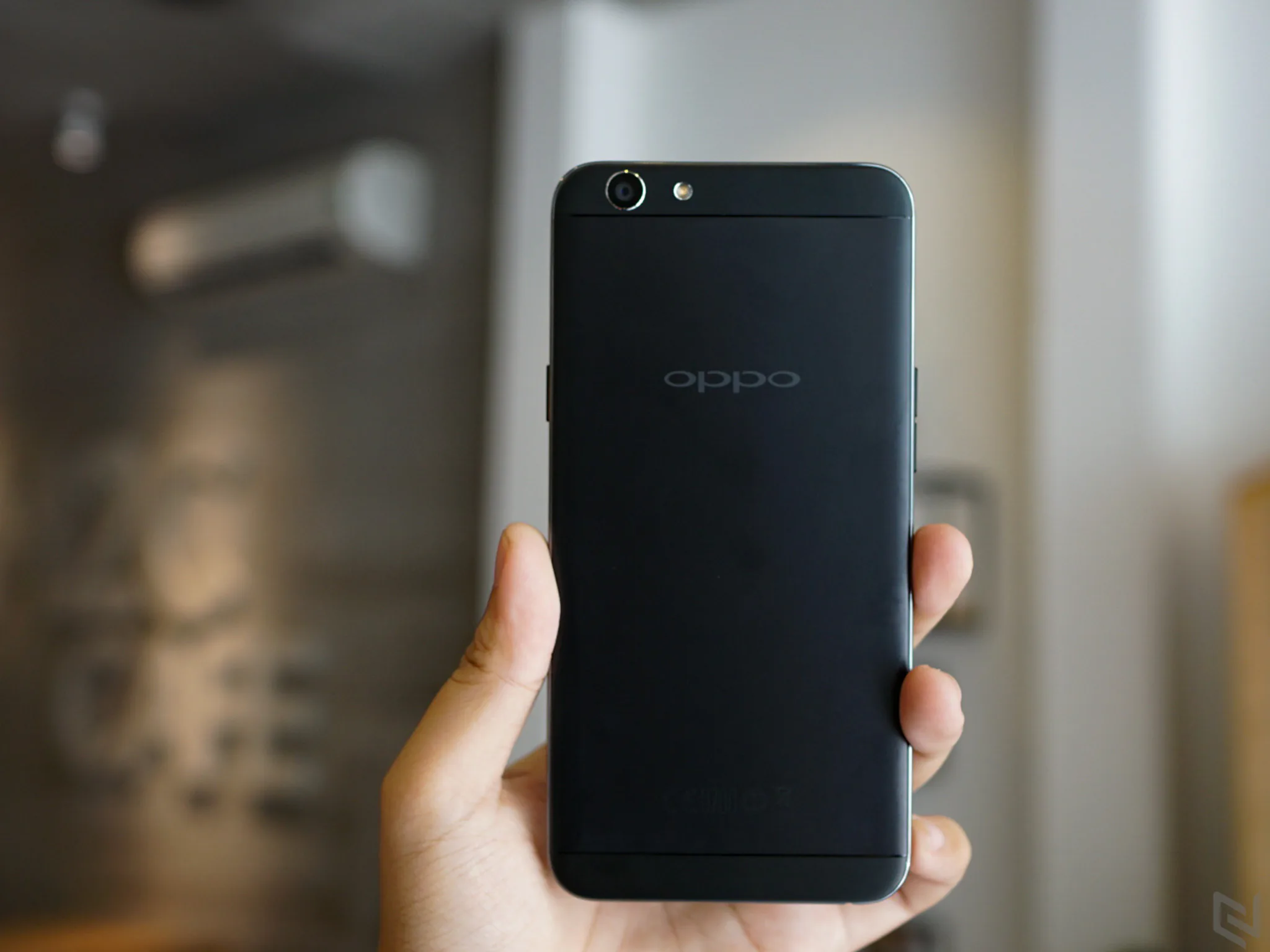 Trên tay OPPO F1S phiên bản màu đen nhám Limited Edition