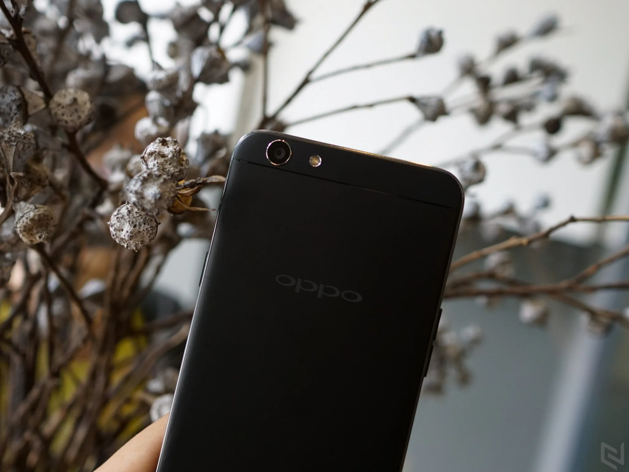 Trên tay OPPO F1S phiên bản màu đen nhám Limited Edition