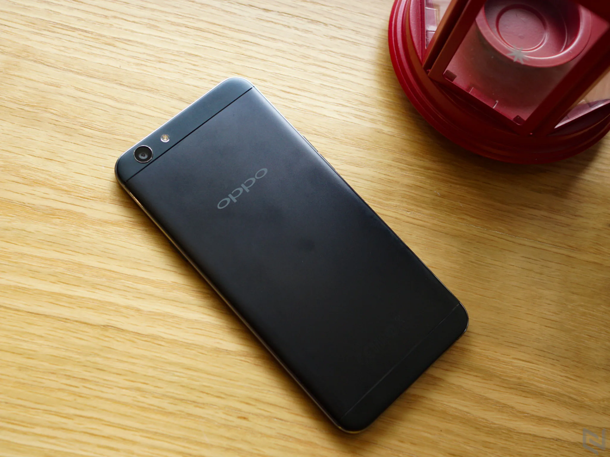 Trên tay OPPO F1S phiên bản màu đen nhám Limited Edition