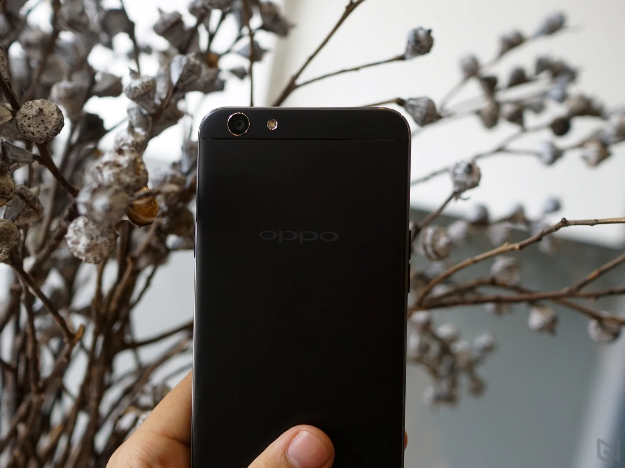 Trên tay OPPO F1S phiên bản màu đen nhám Limited Edition