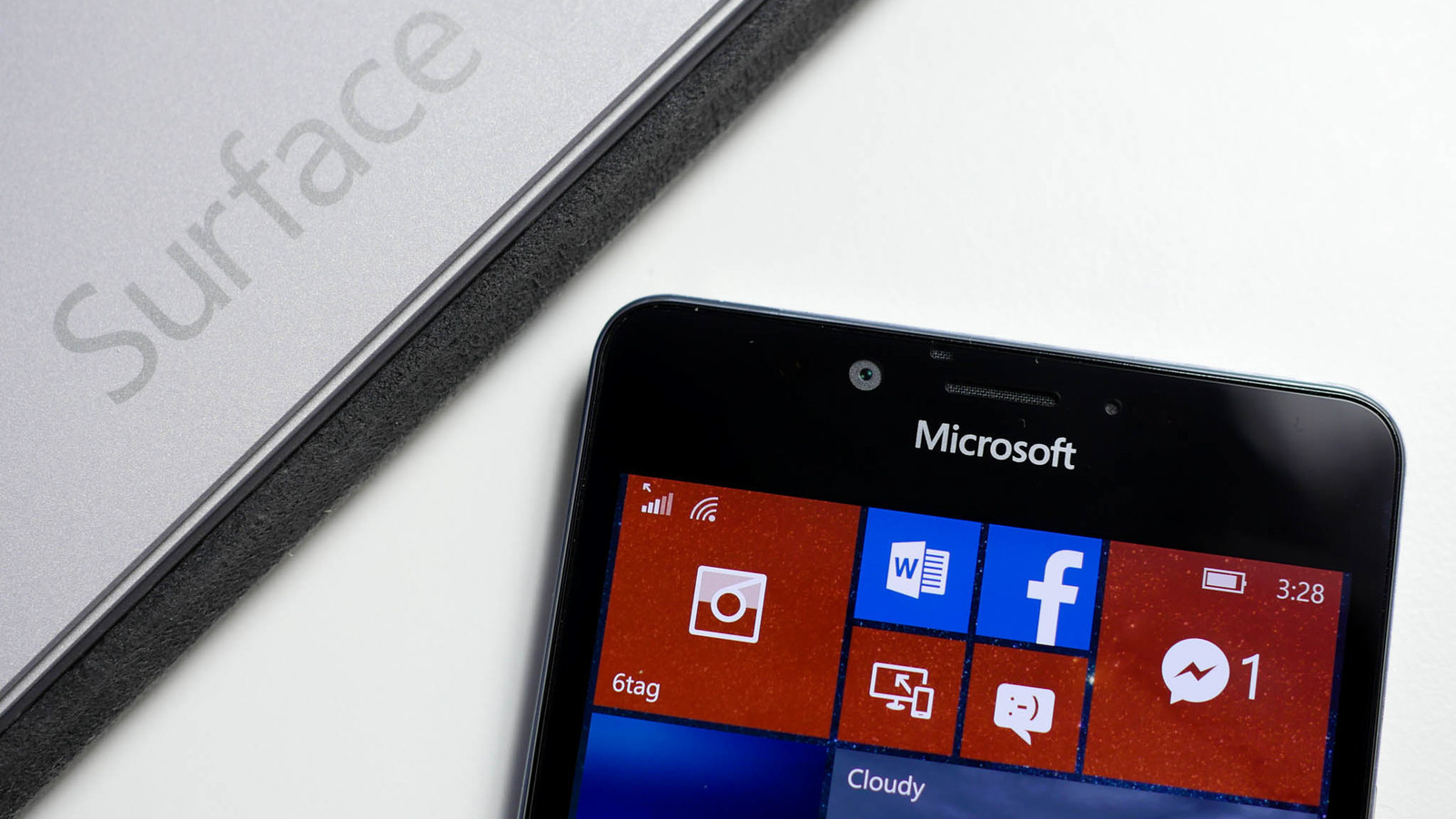 Microsoft: Surface Mobile chính là chìa khoá giải cứu Windows 10 Mobile