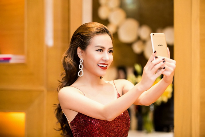[Hình ảnh] Hoàng Thuỳ Linh đẹp "không góc chết" với camera Selfie Vivo V5