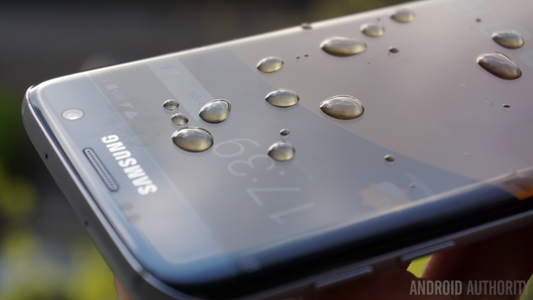 Samsung-Galaxy-S7-Edge-IP68-water-resistant-droplets