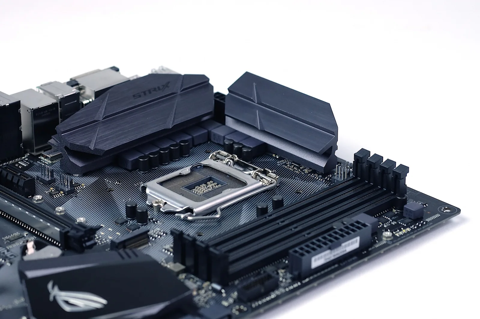 Asus ROG trình làng dòng bo mạch chủ Maximus IX và Strix Z720