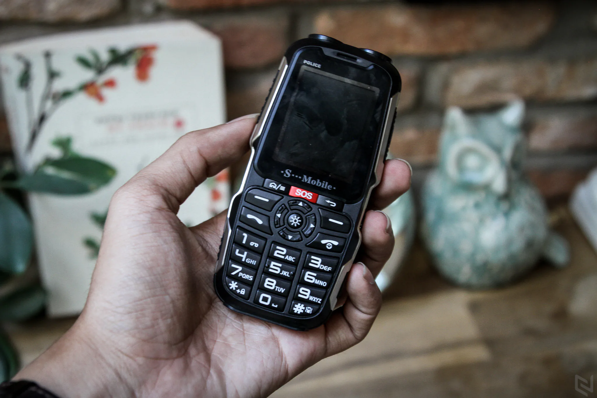 Trên tay S-MOBILE POLICE: thiết kế hầm hố với 2 đèn flash SOS
