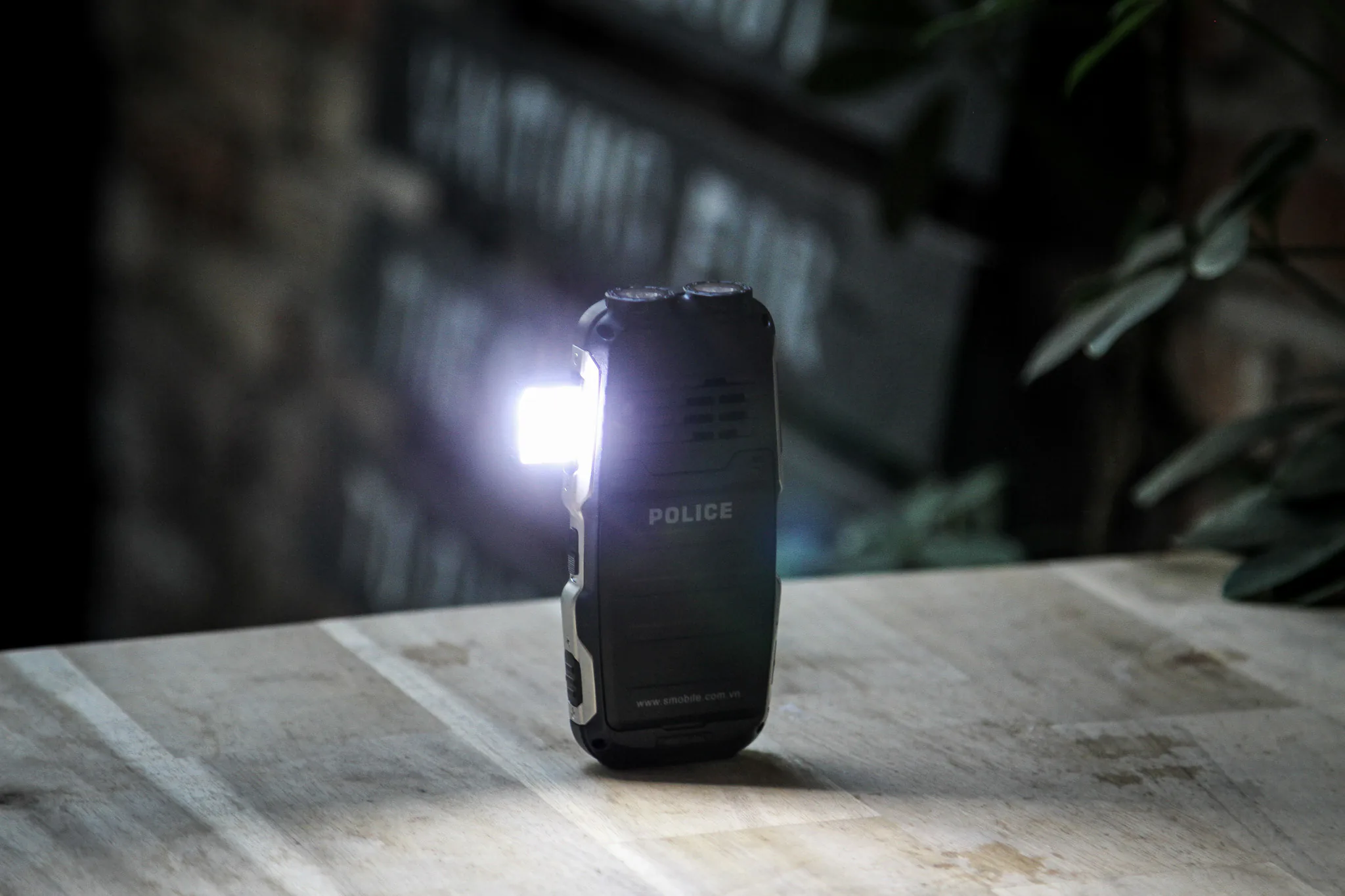 Trên tay S-MOBILE POLICE: thiết kế hầm hố với 2 đèn flash SOS