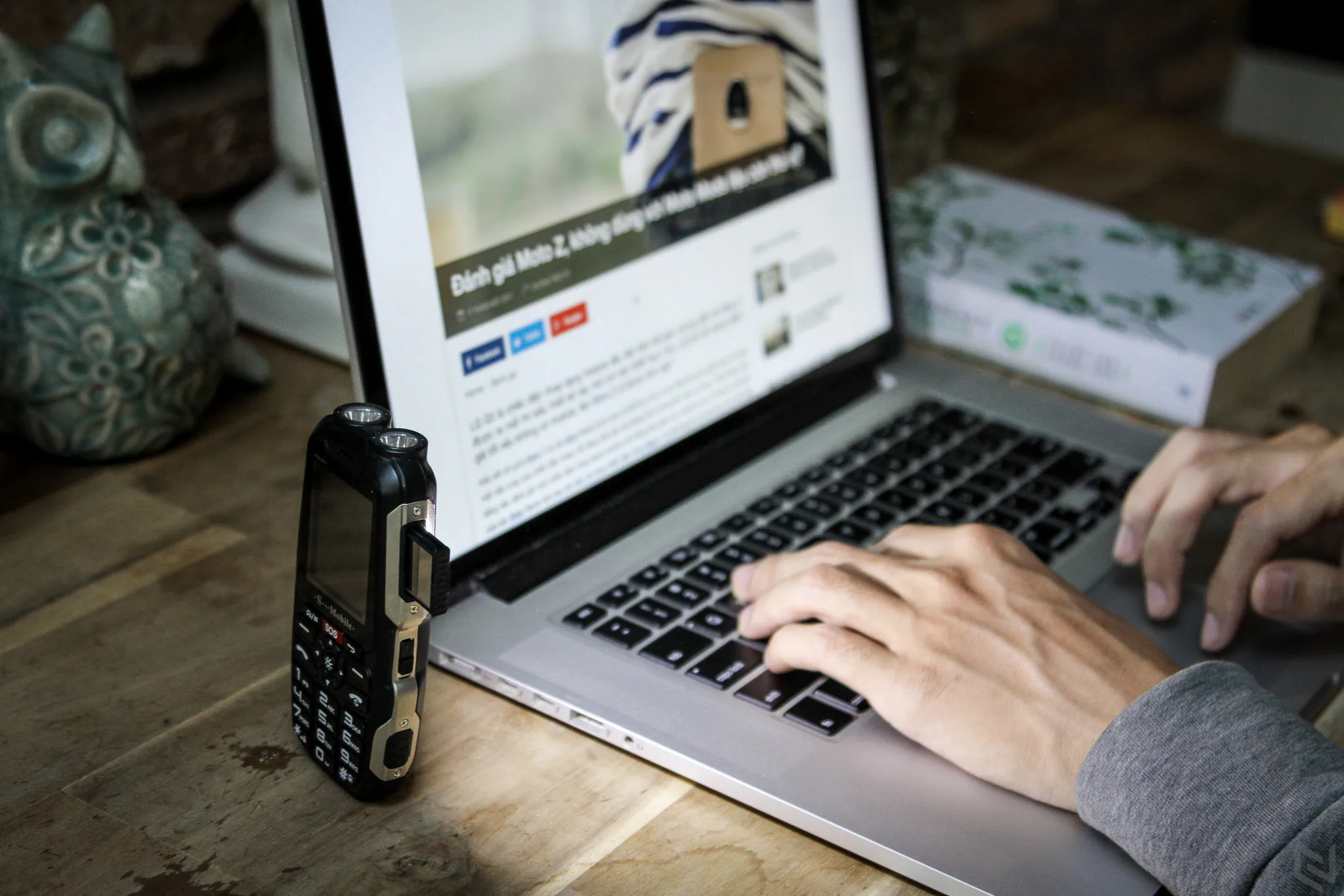 Trên tay S-MOBILE POLICE: thiết kế hầm hố với 2 đèn flash SOS