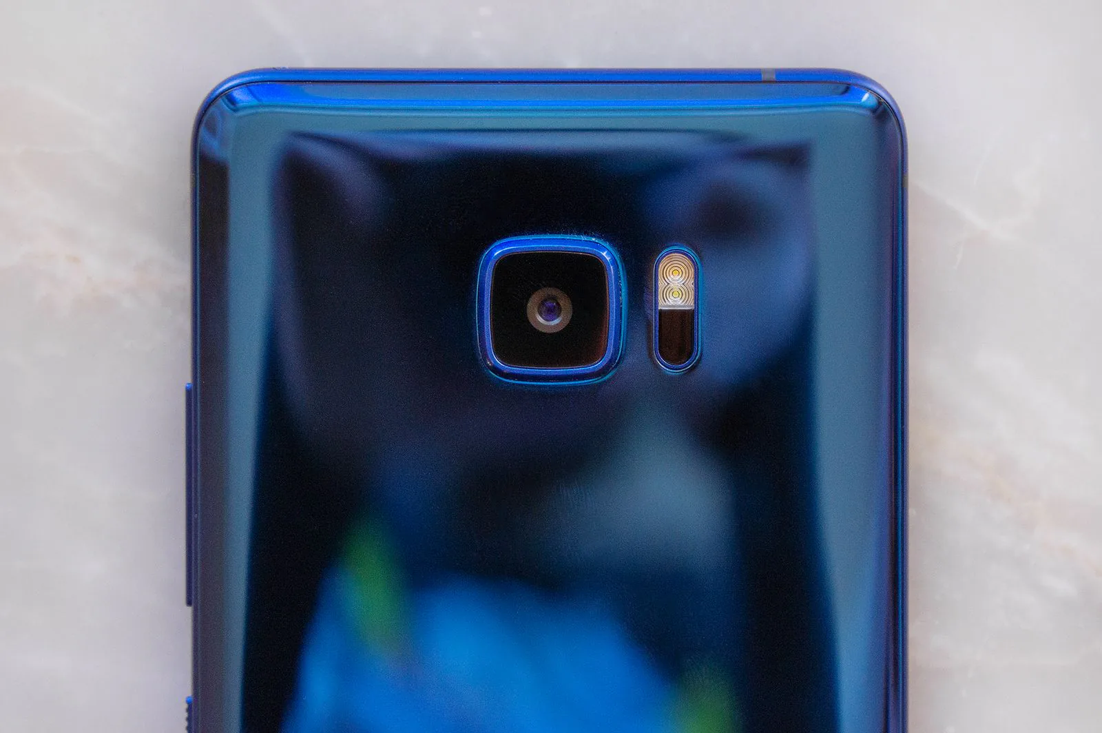 HTC chính thức ra mắt U Ultra và U Play với thiết kế mới, có màn hình phụ, bỏ jack cắm tai nghe