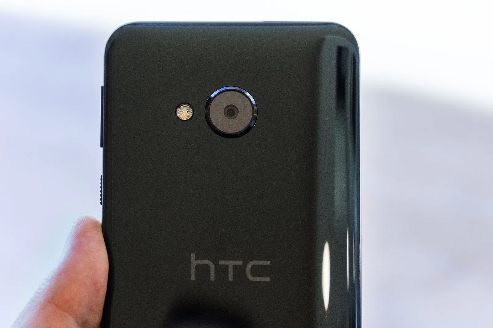 HTC chính thức ra mắt U Ultra và U Play với thiết kế mới, có màn hình phụ, bỏ jack cắm tai nghe