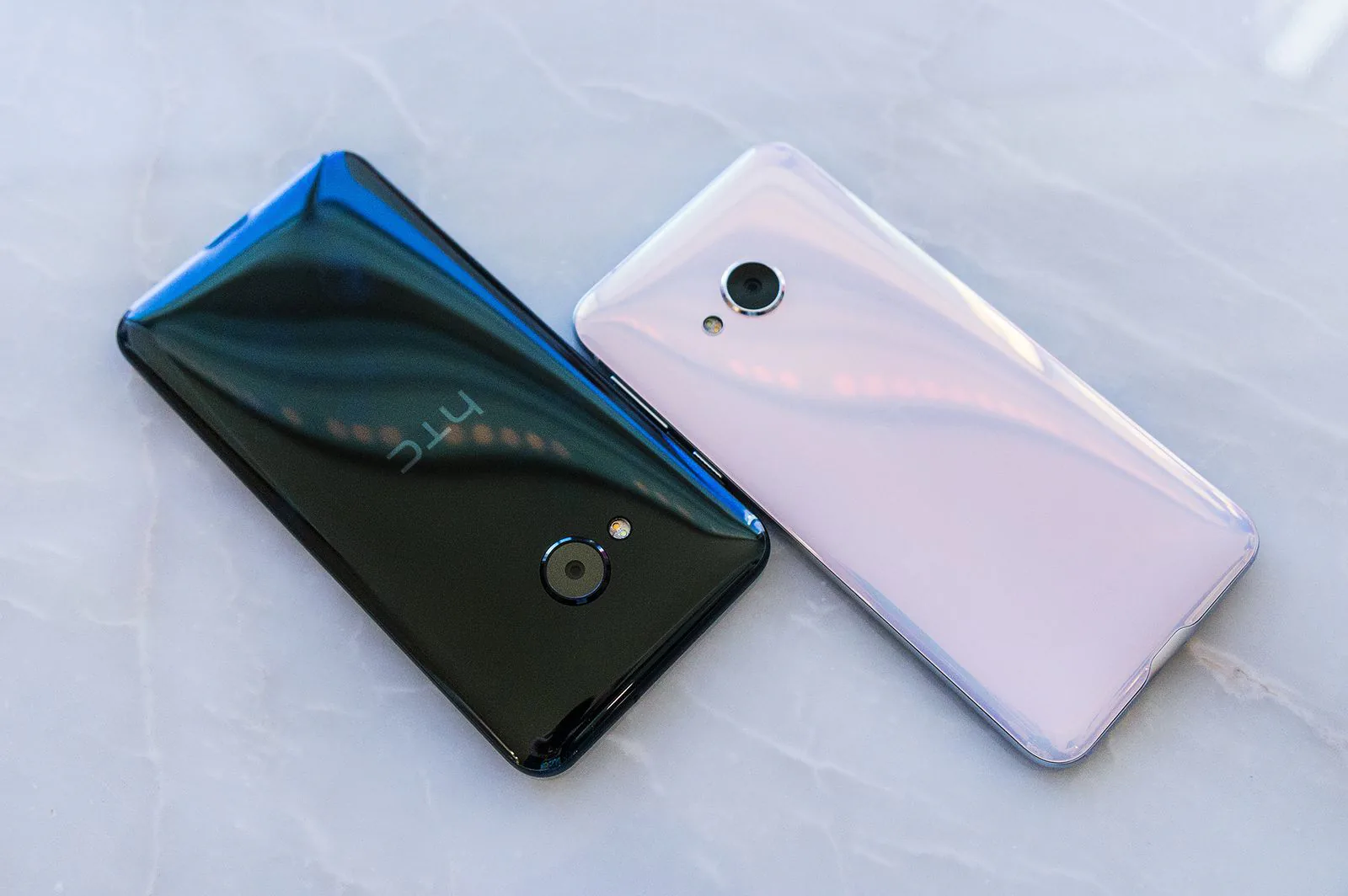 HTC chính thức ra mắt U Ultra và U Play với thiết kế mới, có màn hình phụ, bỏ jack cắm tai nghe