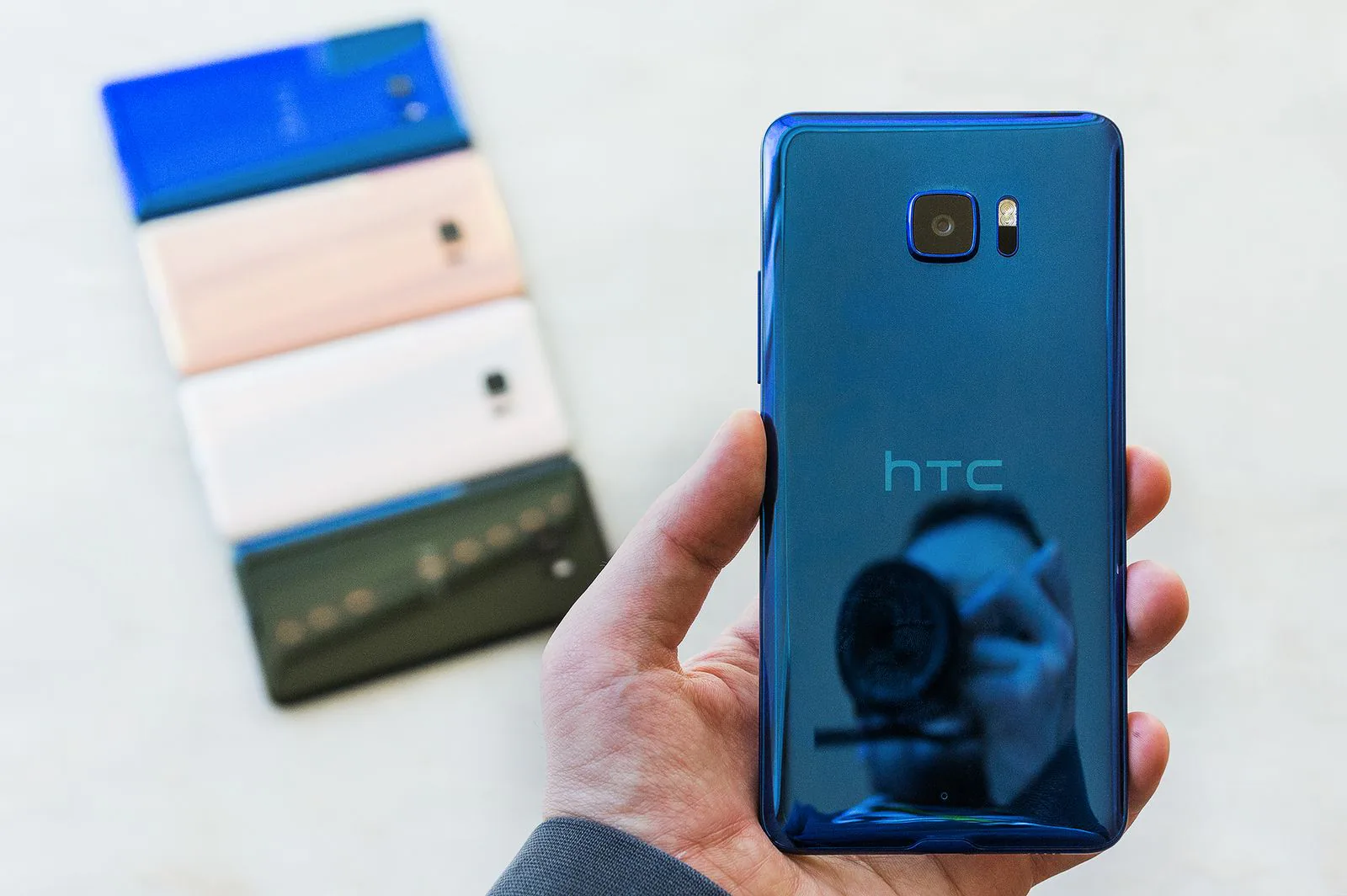 HTC chính thức ra mắt U Ultra và U Play với thiết kế mới, có màn hình phụ, bỏ jack cắm tai nghe