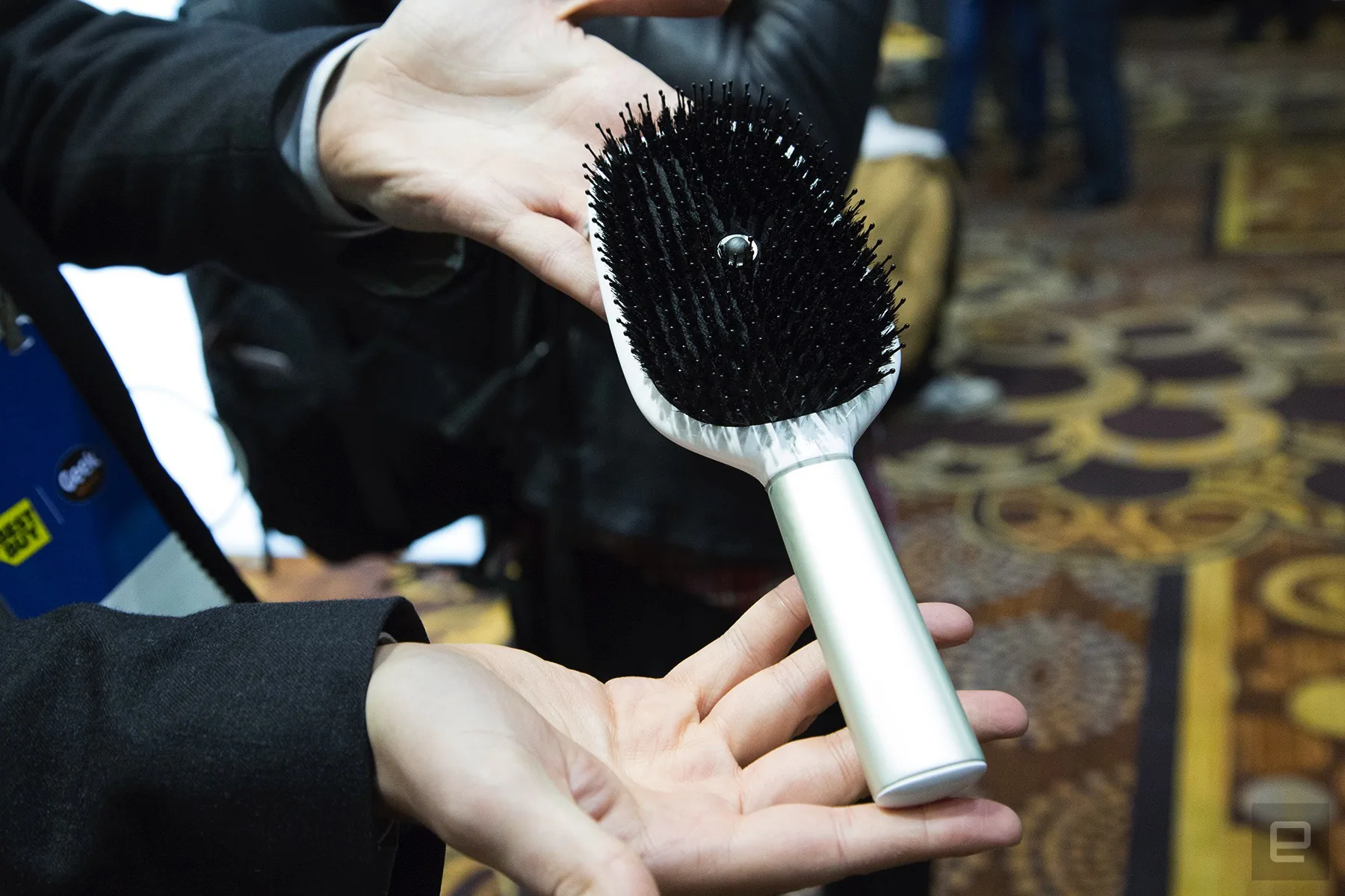 Lược thông minh cho bạn biết nên chải đầu mạnh nhẹ thế nào của L'Oreal, giá 4 triệu