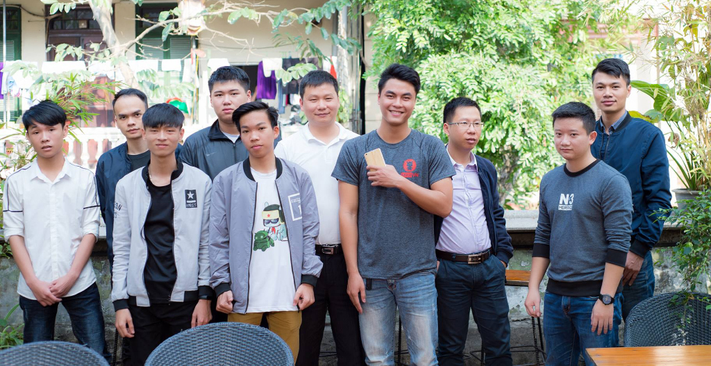Ông Jack Yung (áo trắng đứng giữa) cùng với các thành viên cộng đồng MIUI Việt Nam