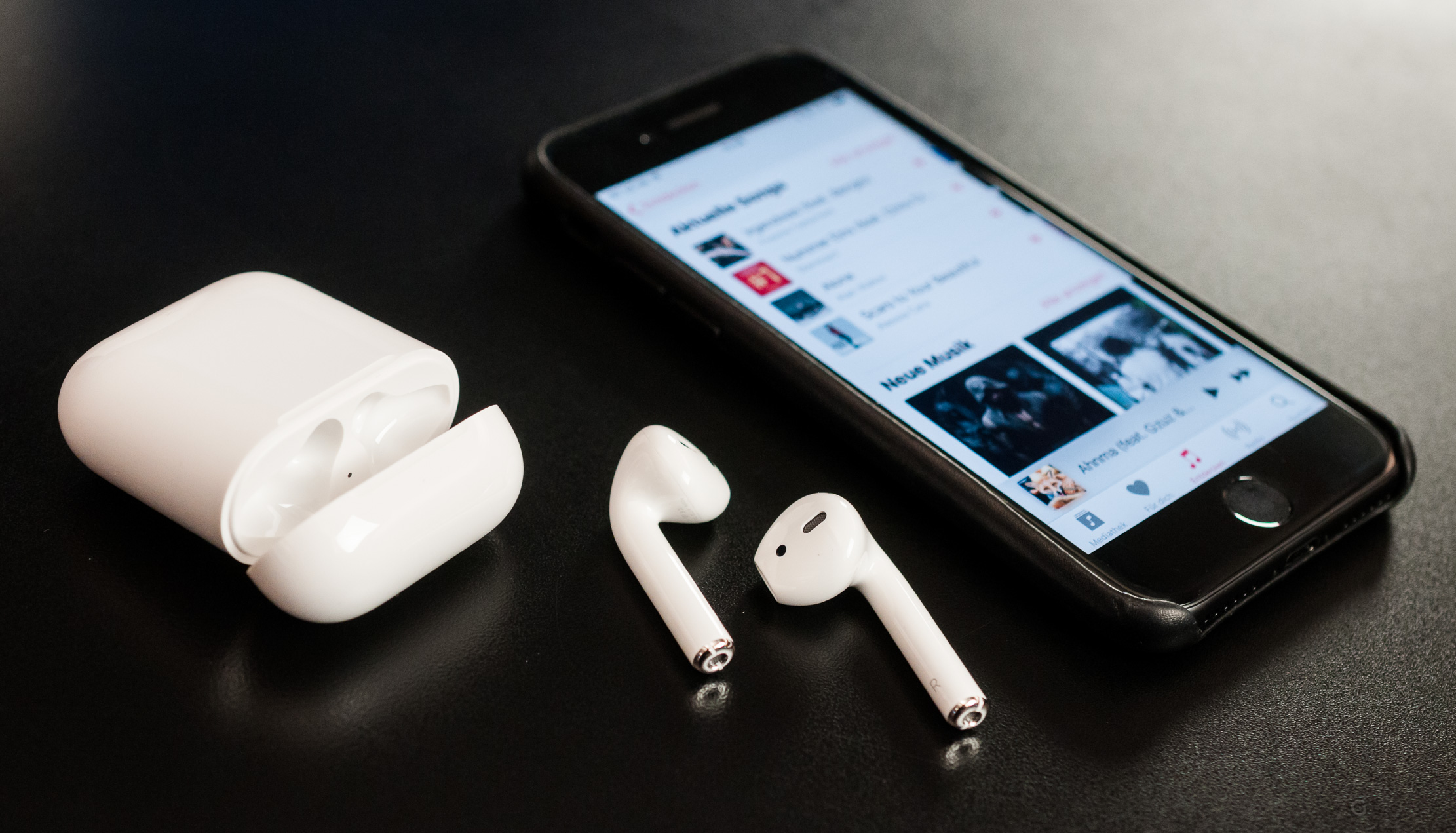 Ngày này 6 năm trước Apple đã mở bán tai nghe AirPods thế hệ đầu tiên