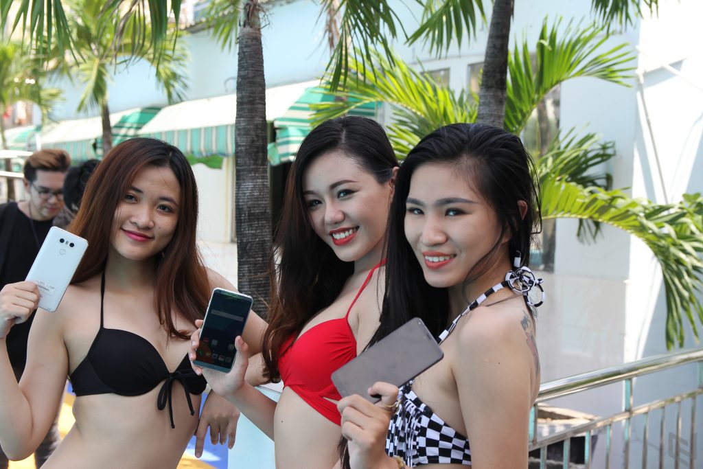 Hình ảnh buổi offline LG G6 khoe khả năng chống nước tuyệt vời tại hồ bơi