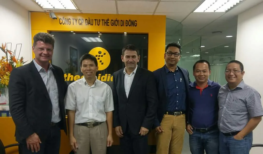 CEO HMD Global Arto Nummela (ngoài cùng bên trái) đứng cạnh ông Nguyễn Đức Tài, Chủ tịch HĐQT Thế Giới Di Động, trong chuyến thăm Thế Giới Di Động vào tuần trước - Ảnh: Hiểu Em