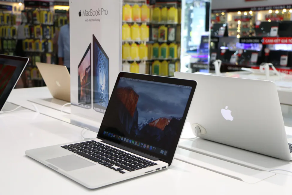 Từ tháng 3/2017, FPT Shop chính thức khai trương 80 khu trải nghiệm Macbook đạt chuẩn Apple toàn cầu. Đồng thời, FPT Shop cũng tặng quà tổng trị giá đến 1,6 tỷ đồng cho tất cả khách hàng chọn mua Macbook. Theo đó, bạn sẽ được trải nghiệm các sản phẩm máy tính xách tay trứ danh của Apple tại 80 khu trải nghiệm Macbook đạt chuẩn toàn cầu của Apple thuộc hệ thống FPT Shop.  Đây thật sự là một tin vui với người dùng tại Việt Nam nói chung và các iFan nói riêng khi có thể thỏa thích trải nghiệm các dòng Macbook mới nhất của “nhà Táo” để dễ dàng đưa ra quyết định sở hữu một trong những sản phẩm công nghệ hàng đầu này.  Khu trải nghiệm Macbook theo chuẩn Apple đã được áp dụng triển khai tại 80 cửa hàng FPT Shop trên toàn quốc. Đến với các cửa hàng này, bạn không chỉ được trải nghiệm các sản phẩm mới một cách nhanh nhất mà còn được tư vấn đầy đủ trước khi quyết định mua. Mỗi khu vực trưng bày và bán sản phẩm đều có đội ngũ chuyên viên tư vấn và cố vấn kỹ thuật được đào tạo bài bản, kỹ lưỡng bởi các chuyên gia Apple, sẽ tư vấn cho khách hàng một cách chuyên nghiệp nhất về các sản phẩm, ứng dụng và công nghệ mới nhất từ Apple. Bạn có thể tìm thấy thông tin  điểm trải nghiệm gần nhất ngay tại website: http://fptshop.com.vn/diem-trung-bay-MacBook-uy-quyen Kể từ tháng 8/2016, FPT Shop đã chính thức trở thành đại lý ủy quyền cao cấp nhất của Apple tại Việt Nam, bán đầy đủ các sản phẩm của Apple bao gồm: iPhone, iPad, Macbook và Apple Watch. Việc mở khu trải nghiệm Macbook theo đúng chuẩn Apple toàn cầu là một trong những nỗ lực của FPT Shop nhằm mang những trải nghiệm tối ưu nhất đến với các khách hàng của mình khi chọn tham quan, mua sắm tại hệ thống này thông qua khu trưng bày sản phẩm được thiết kế theo đúng chuẩn cao cấp của Apple cũng như dịch vụ hậu mãi 6 sao.
