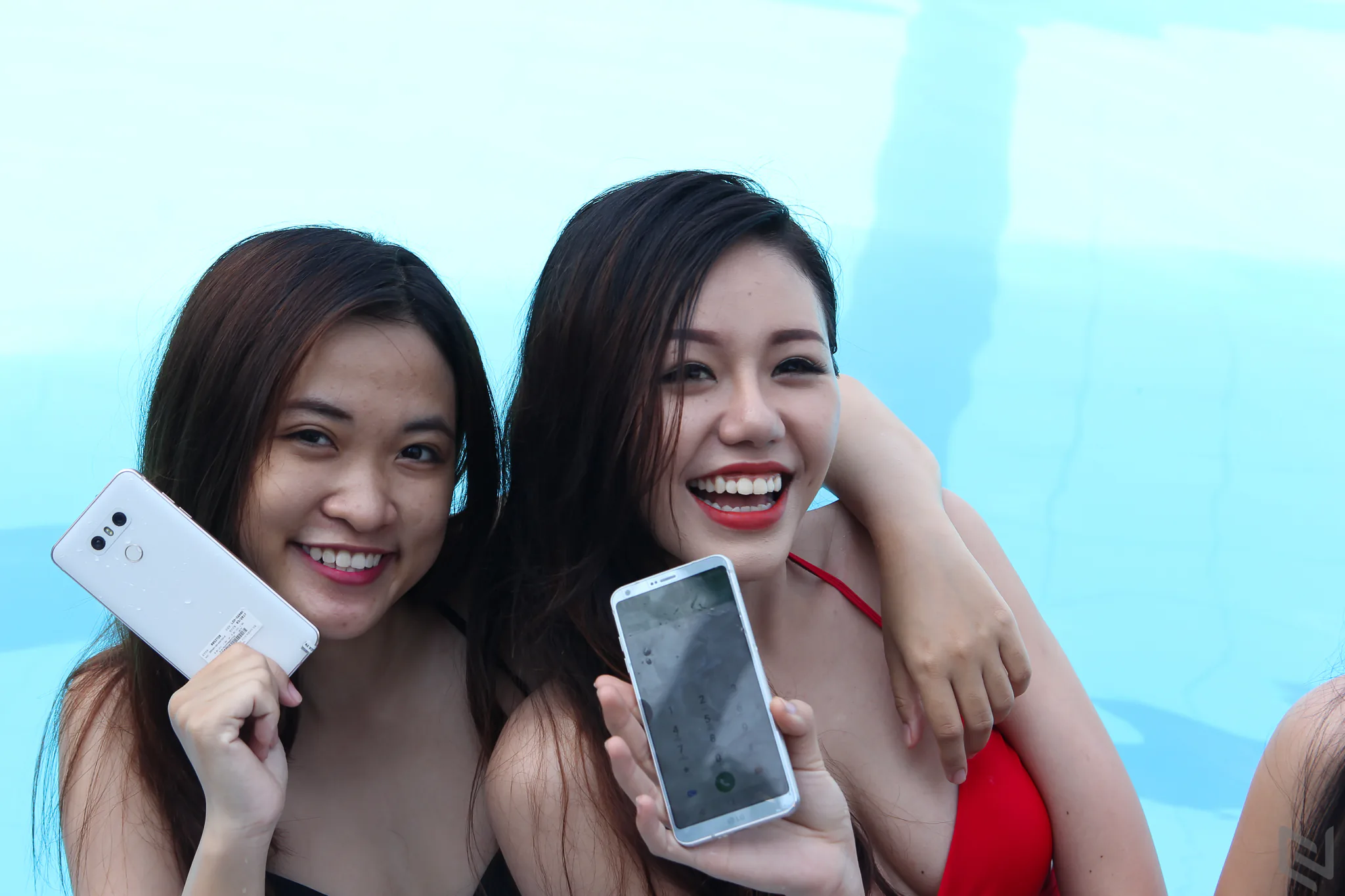 Hình ảnh buổi offline LG G6 khoe khả năng chống nước tuyệt vời tại hồ bơi