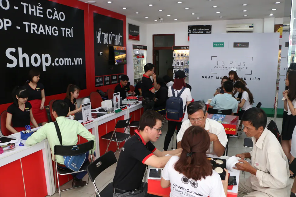 Ngay từ hôm nay 1/4, chuyên gia selfie OPPO F3 Plus chính thức lên kệ tại tất cả cửa hàng FPT Shop trên toàn quốc. Hơn 1.000 đơn hàng đặt hàng OPPO F3 Plus Từ ngày 24/3 đến 12h trưa ngày 31/3, FPT Shop đã nhận được 1.583 đơn hàng đặt mua trước dành cho OPPO F3 Plus trong đó có 1.000 khách hàng đã đặt cọc. Vào lúc 8h sáng nay (1/4), FPT Shop đã tổ chức chương trình mở bán OPPO F3 Plus tại 202 Nguyễn Thị Minh Khai (Tp.HCM). Khách hàng, số đông là các bạn trẻ đã đến xếp hàng từ rất sớm để có thể trở thành một trong những người đầu tiên sở hữu siêu phẩm selfie F3 Plus. Khách hàng đặt mua trước đến lấy máy vào hôm nay, ngoài bộ quà kép (tai nghe bluetooth và vòng đeo tay thông minh đo sức khỏe H-Band) cùng gói bảo hành rơi vỡ màn hình đặc biệt bảo vệ 365 ngày còn được tặng thêm 700.000 đồng nếu thanh toán bằng hình thức trả thẳng. Như vậy, tổng giá trị quà tặng dành cho khách đặt mua trước F3 Plus và nhận máy tại FPT Shop vào đúng ngày 1/4 lên đến gần 4 triệu đồng. Gói bảo hành đặc biệt này và phiếu mua hàng 700.000 đồng cũng áp dụng cho các khách hàng đến mua sản phẩm trong ngày mở bán tại FPT Shop mà chưa đặt hàng trước đó.