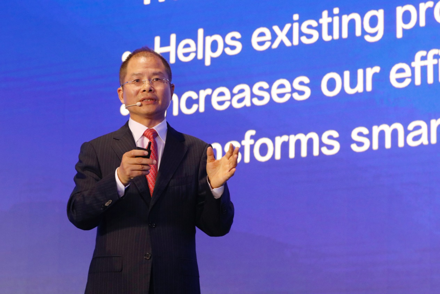 Tổng Giám đốc điều hành luân phiên (Rotating CEO) của Huawei, Eric Xu, đã mở đầu với một bài phát biểu chính tại Hội nghị Thượng định các nhà phân tích toàn cầu của Huawei (Huawei Global Analyst Summit 2017) tại Thâm Quyến 