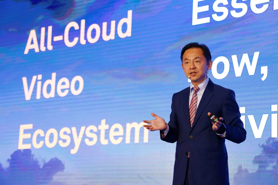 Ryan Ding, Chủ tịch nhóm Sản phẩm và Giải pháp của Huawei, chia sẻ chiến lược của Huawei về các dịch vụ All-Cloud, video, và xây ding một hệ sinh thái ngành 