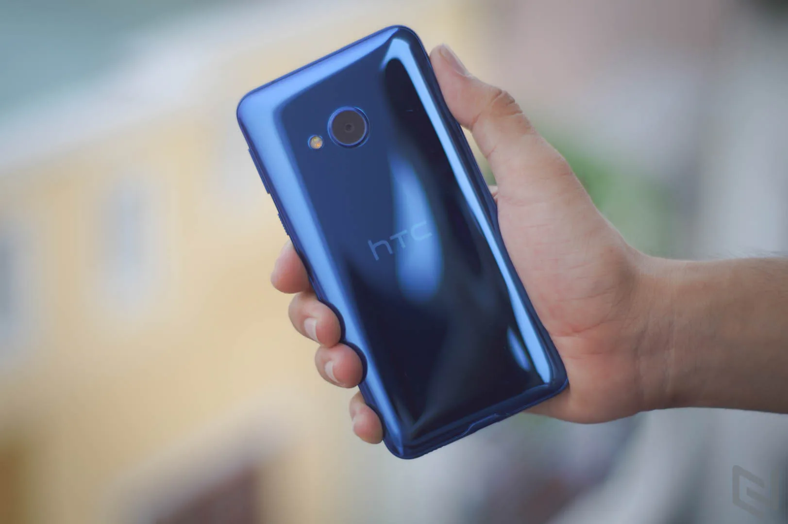 Đánh giá HTC U Play mềm mại và bóng bẩy