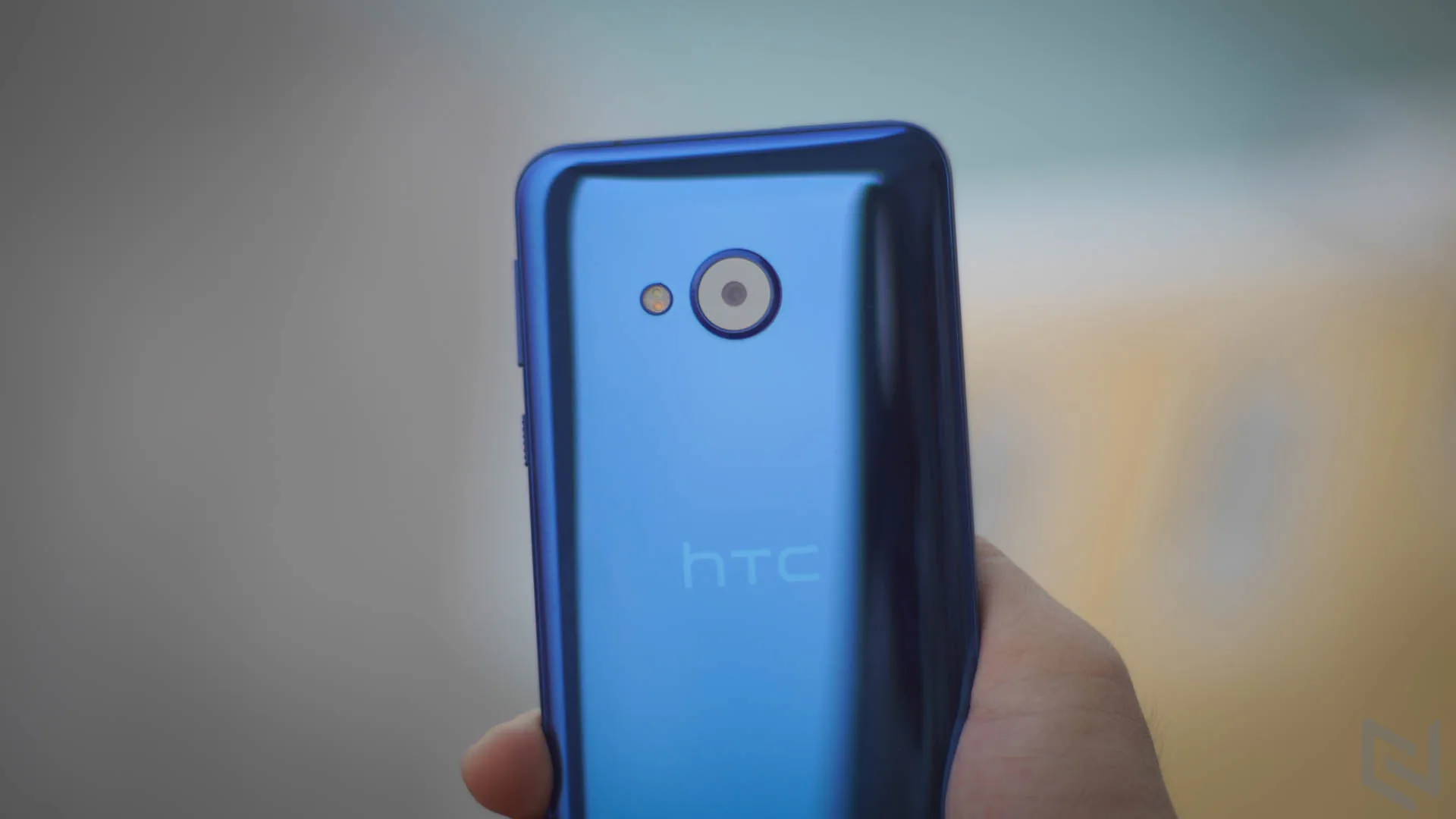 Đánh giá HTC U Play mềm mại và bóng bẩy