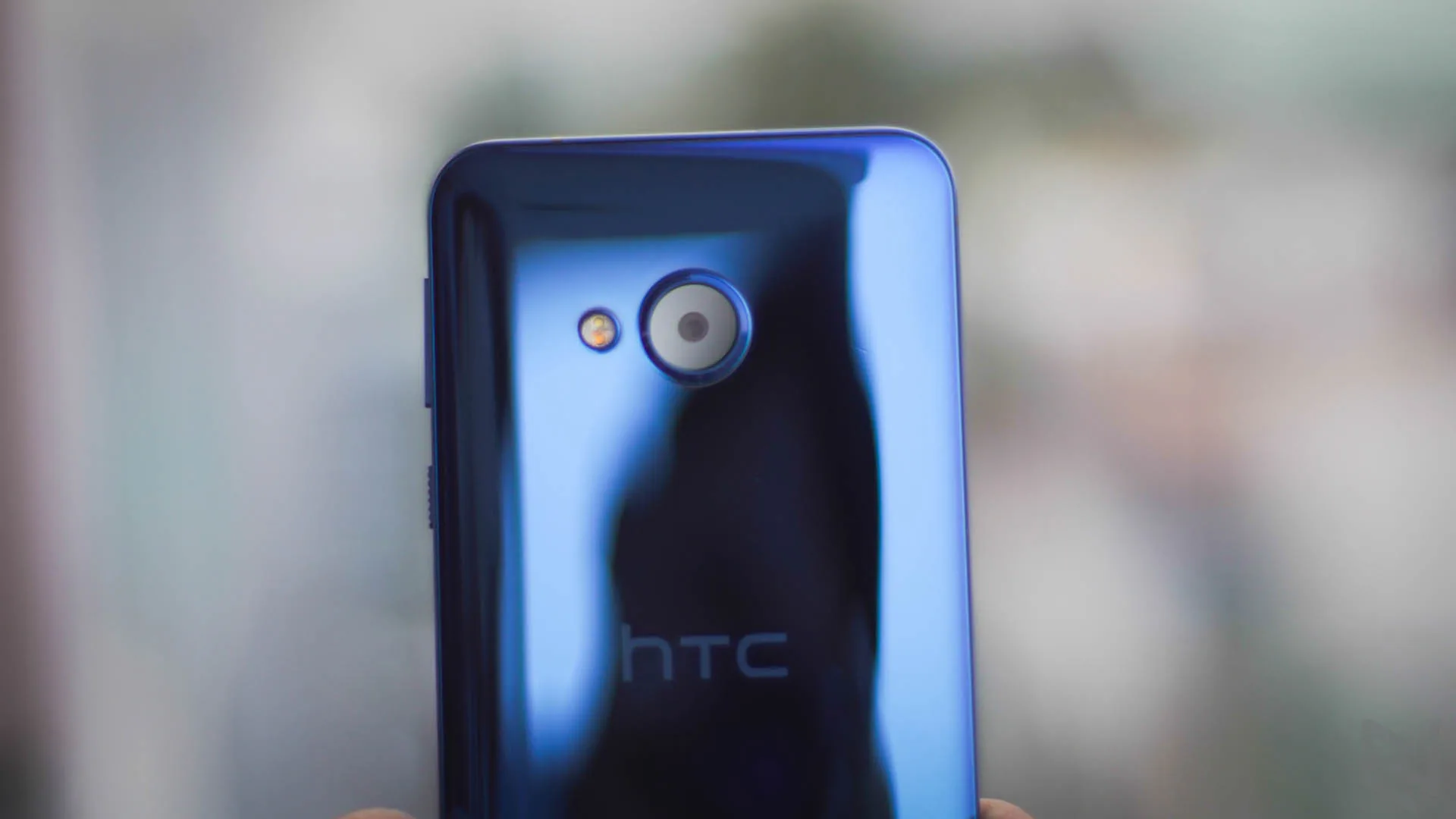 Đánh giá HTC U Play mềm mại và bóng bẩy