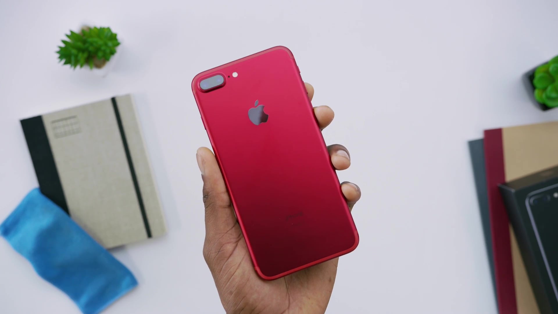 FPT Shop sẽ mở bán iPhone 7/7 Plus Red chính hãng từ ngày 9/4