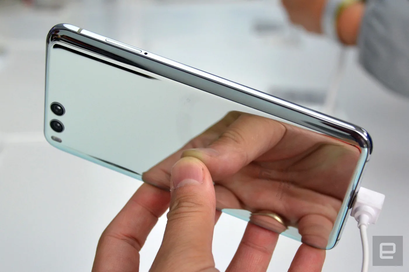 Cận cảnh Xiaomi Mi 6, lịch lãm, sang trọng, rất đẹp