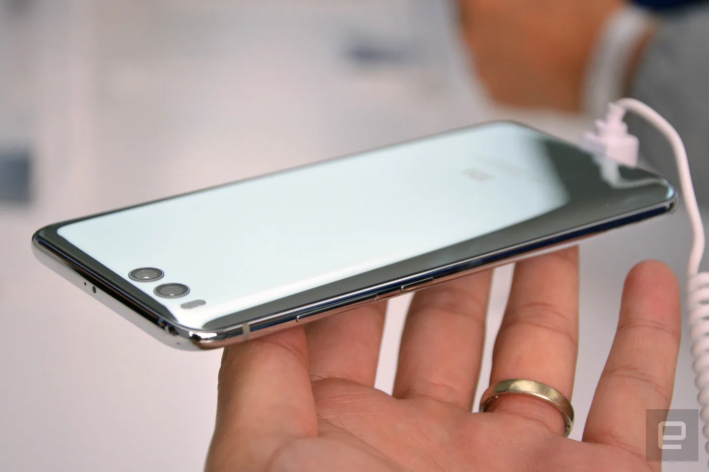 Cận cảnh Xiaomi Mi 6, lịch lãm, sang trọng, rất đẹp
