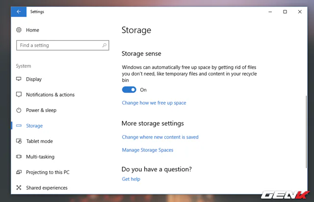 Cuộn xuống cuối và gạt sang ON ở lựa chọn “Storage sense”, sau đó nhấp tiếp vào lựa chọn “Change how we free up space”.