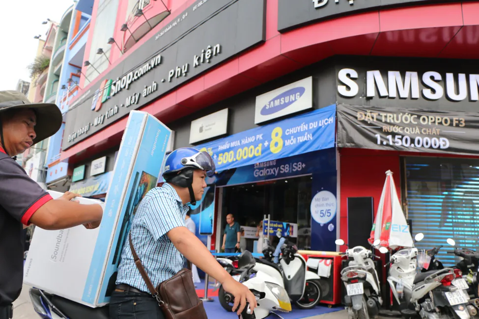 Đến 10h sáng nay, ngày 5/5, FPT Shop đã giao 3.000 máy S8/ S8 Plus đến tay khách hàng trên cả nước. Tất cả 400 cửa hàng tại FPT Shop hôm nay dự kiến sẽ làm việc hết công sức với mục tiêu giao khoảng 7.000 máy đến khách hàng trong ngày mở bán đầu tiên.