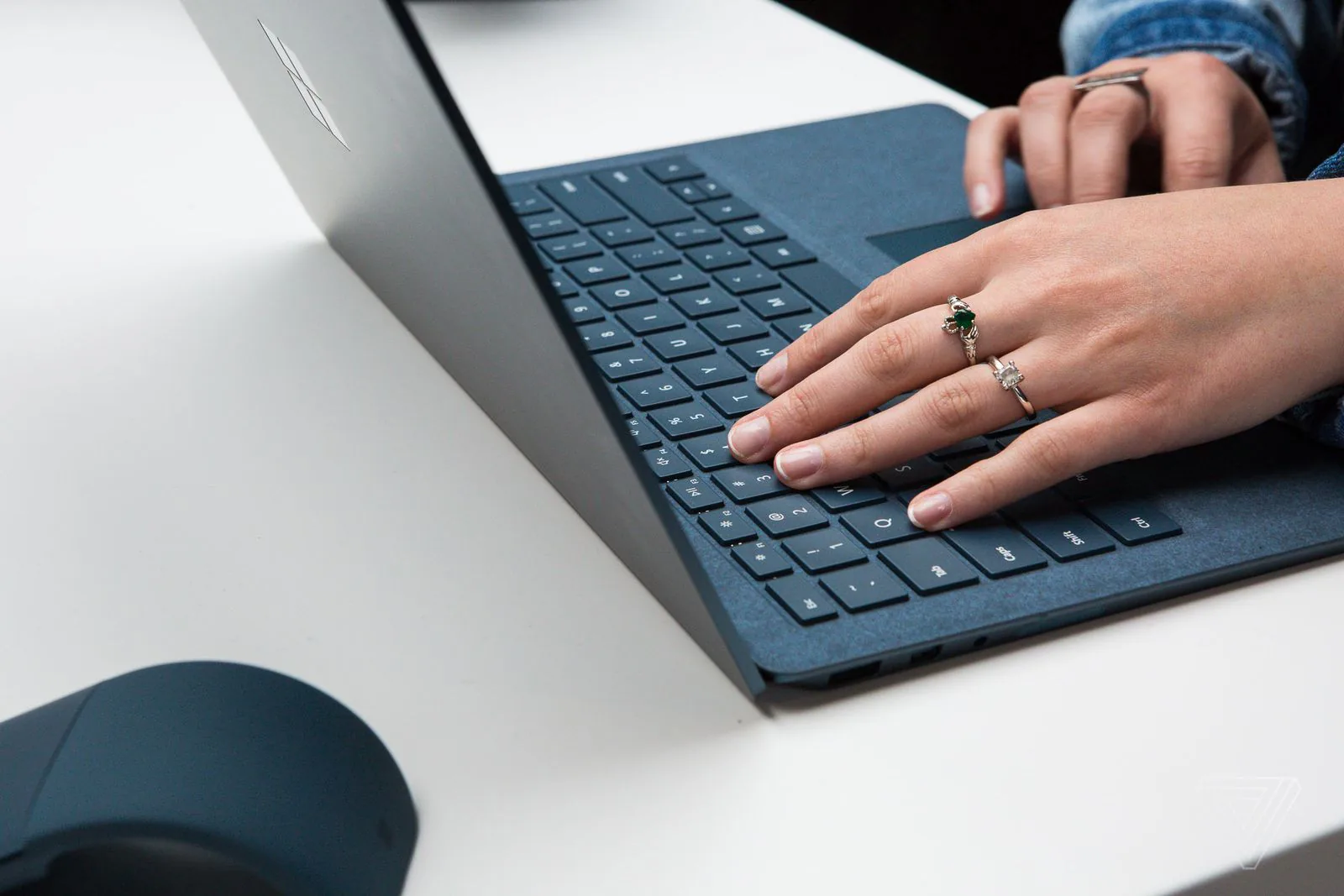 Cảm nhận nhanh Microsoft Surface Laptop: Đẹp