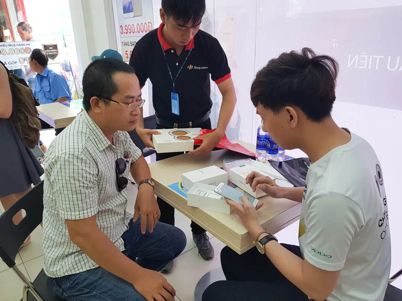 OPPO F3 gây ấn tượng trong ngày đầu tiên mở bán