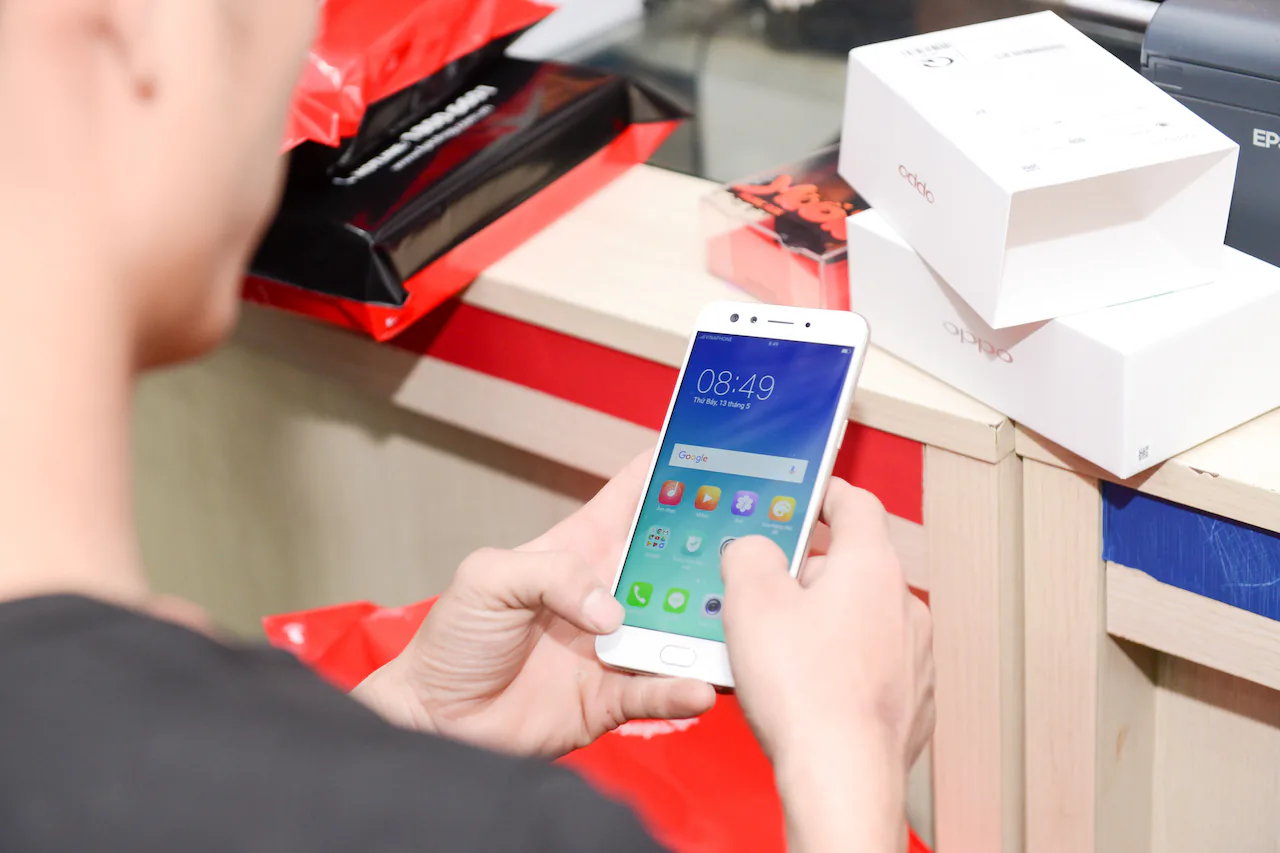 OPPO F3 gây ấn tượng trong ngày đầu tiên mở bán