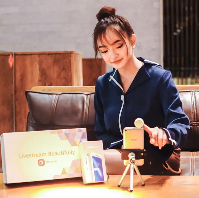 ZenFone Live đảm bảo chất lượng video selfie rõ nét, tươi sáng và đẹp hơn.