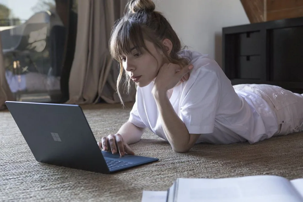 Lộ ảnh Surface Laptop tuyệt đẹp trước sự kiện của Microsoft