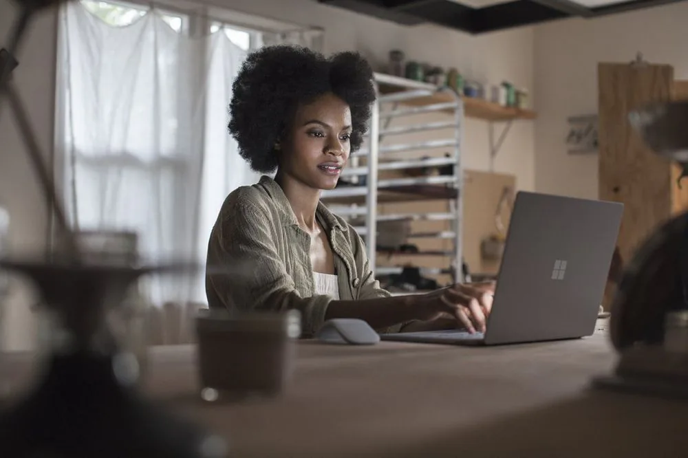 Lộ ảnh Surface Laptop tuyệt đẹp trước sự kiện của Microsoft