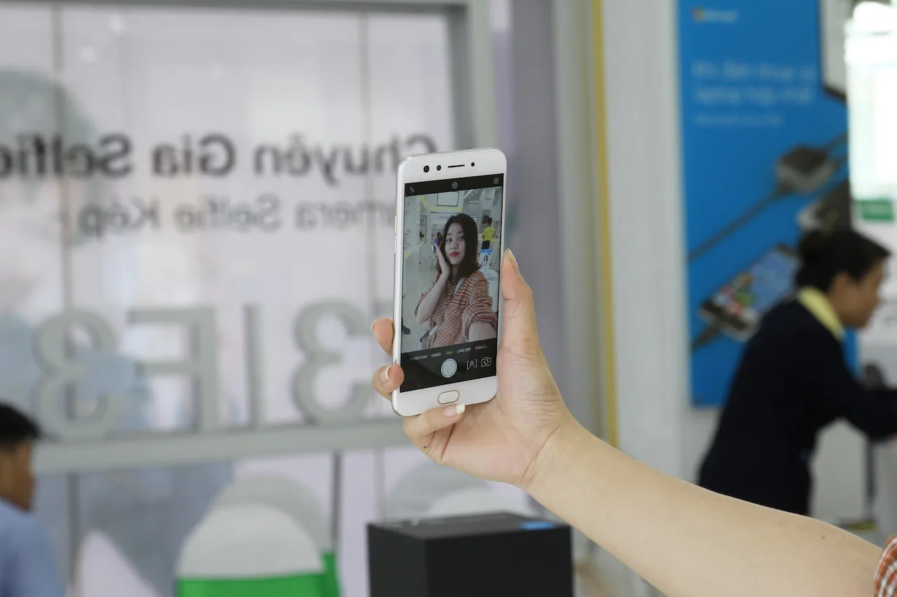 OPPO F3 gây ấn tượng trong ngày đầu tiên mở bán