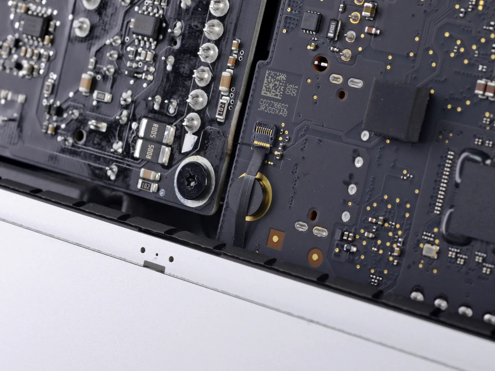 Bên trong iMac 2017: rất khó để mở, thay được RAM và CPU, Fixit chấm 3/10