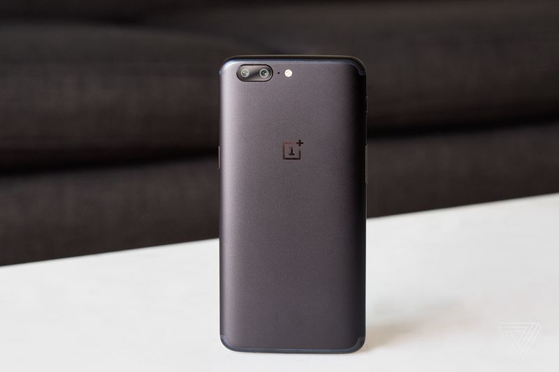 Đánh giá OnePlus 5: “The me-too phone”