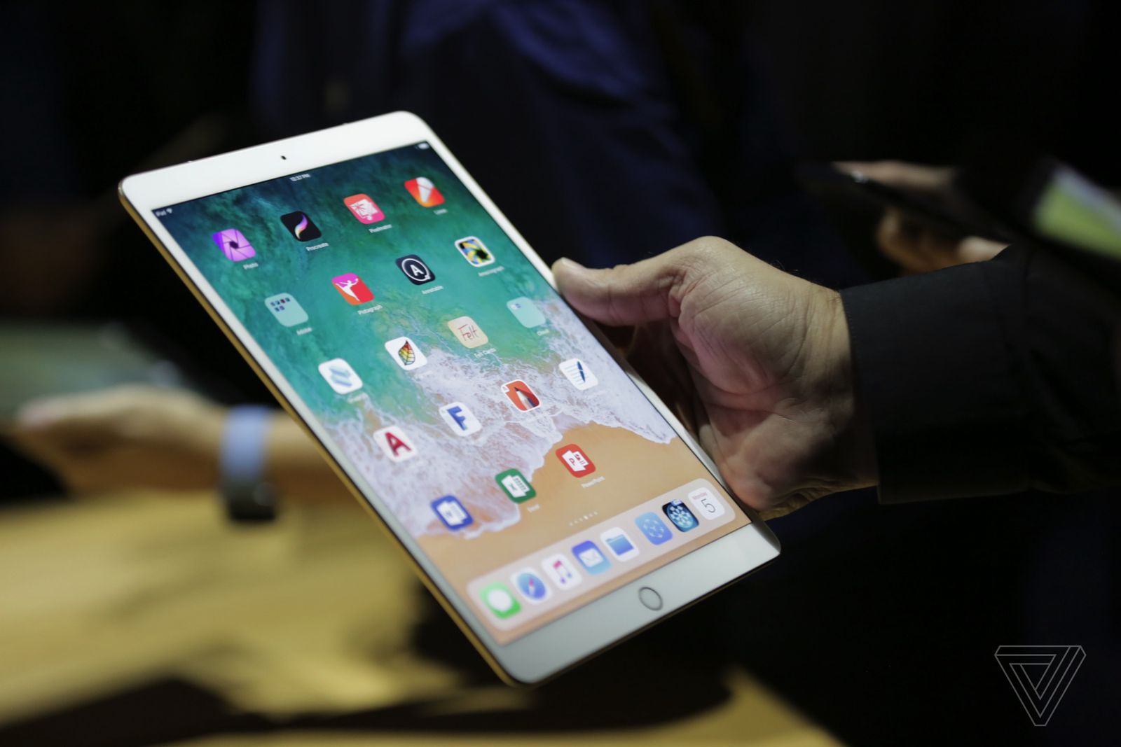 Cận cảnh iPad Pro 10.5 inch mới, đa nhiệm ngon hơn