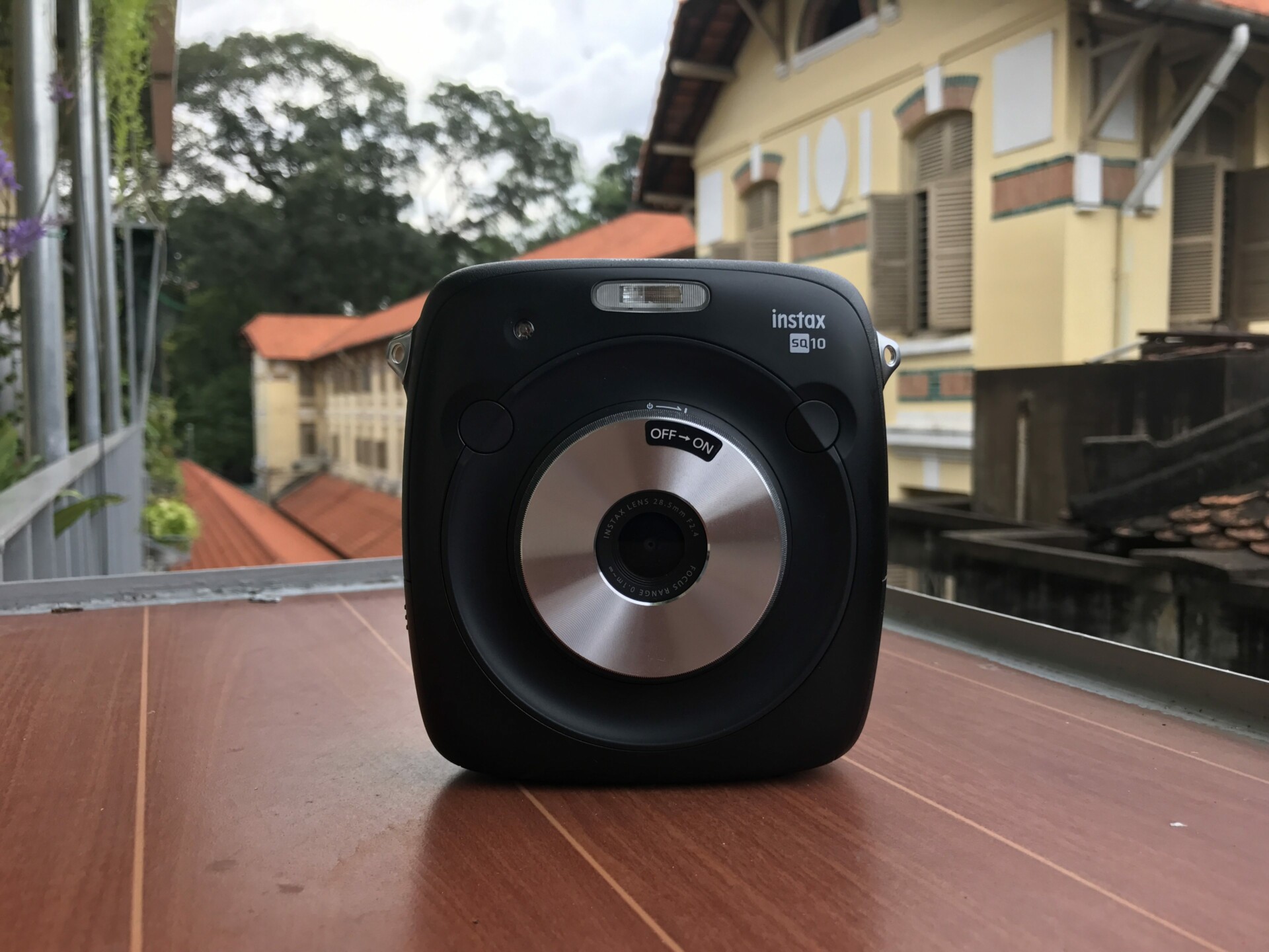 Trên tay Fujifilm Instax SQ10, máy ảnh in liền có gì hay?