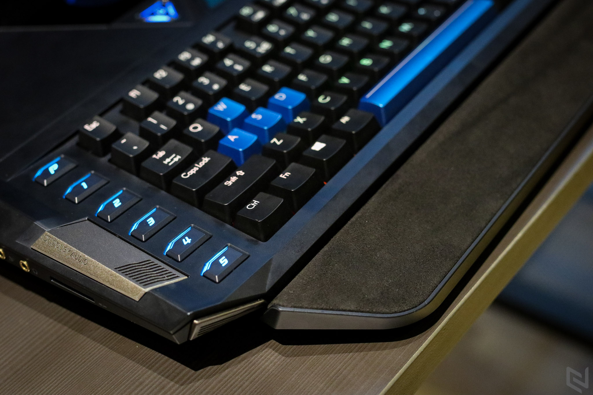 Trên tay Acer Predator 21X - con "rồng nước" thách thức mọi loại game