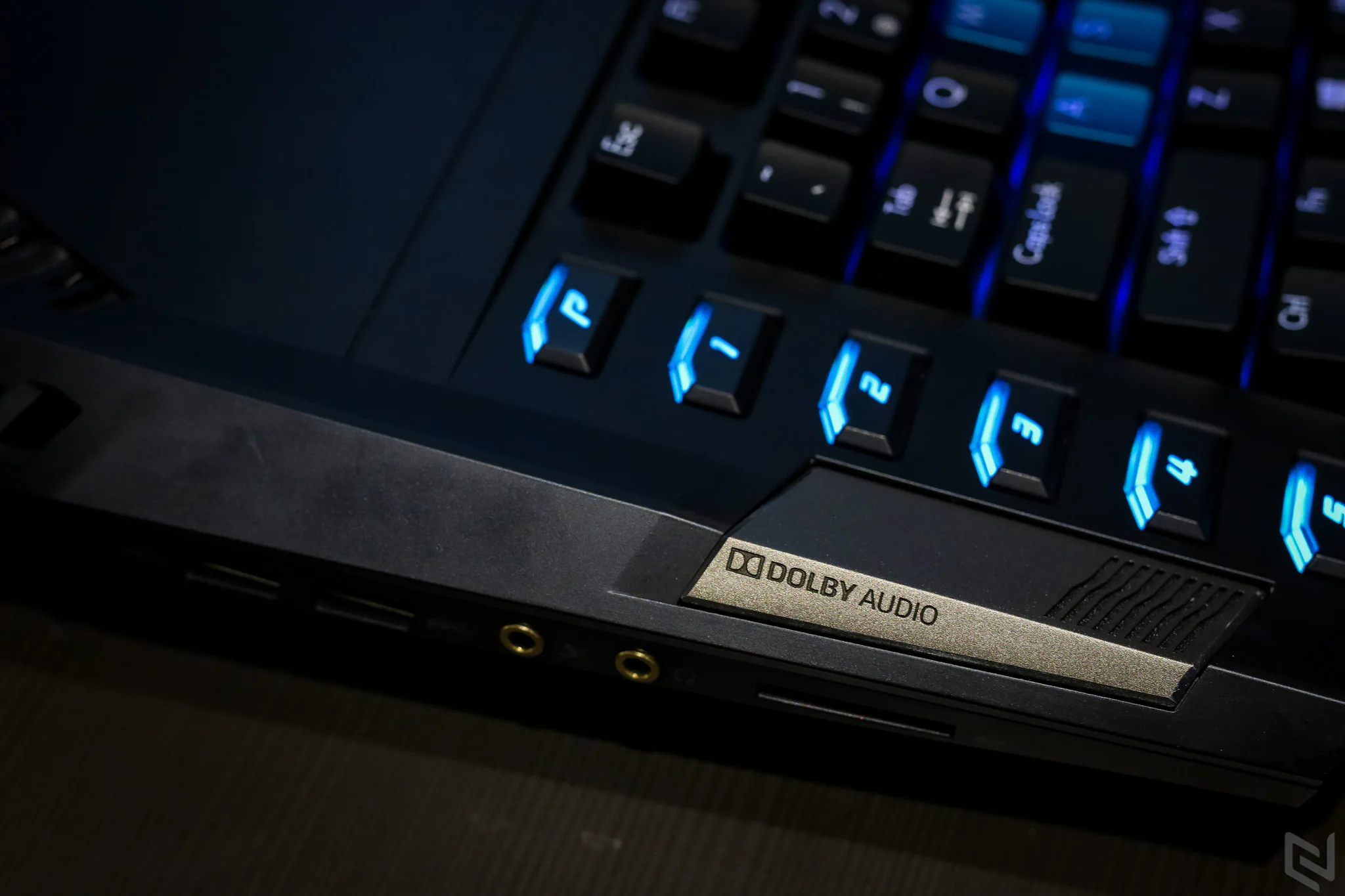 Trên tay Acer Predator 21X - con "rồng nước" thách thức mọi loại game