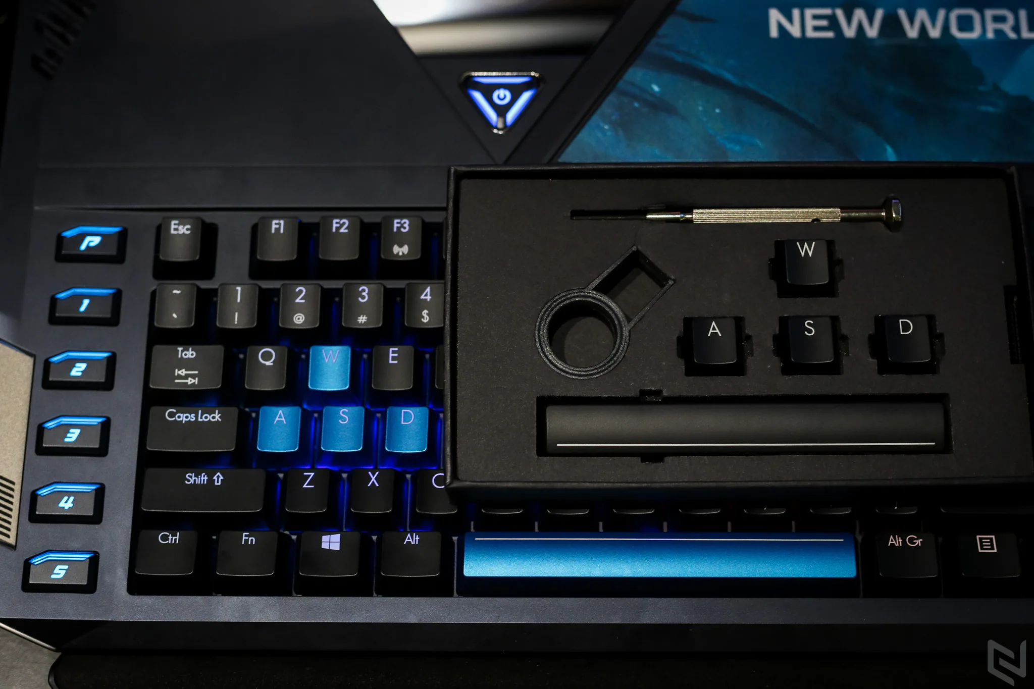 Trên tay Acer Predator 21X - con "rồng nước" thách thức mọi loại game