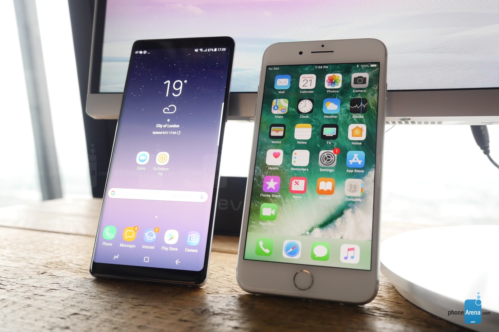 So sánh nhanh Galaxy Note 8 và iPhone 7 Plus: Kẻ tám lạng người nửa cân