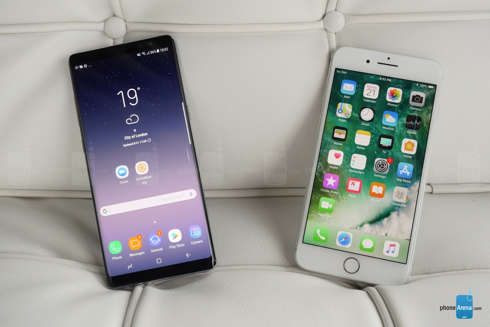 So sánh nhanh Galaxy Note 8 và iPhone 7 Plus: Kẻ tám lạng người nửa cân
